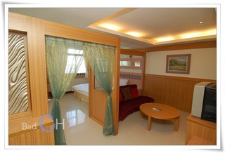 尊爵套房：這張可看清楚房間整體，進入臥室也有門簾裝飾。