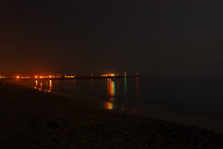 山水沙灘左方的漁港夜景
