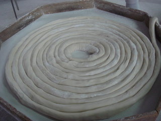 第六步驟開始將麵團平均的拉長，這個動作必需反覆10多次，直到麵團的寬度大約為2公分左右