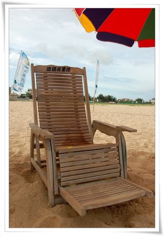 沙灘區的木製躺椅