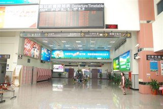 台南機場大廳正前方便是候機室，兩旁有公共電話及投幣式置物櫃