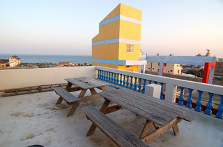 四樓海景陽台，附設兩組桌椅。一側看內海、夕陽與日出，另側可看外海與漁火！