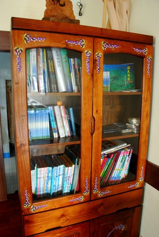 書櫃內滿滿是介紹澎湖的各類書籍