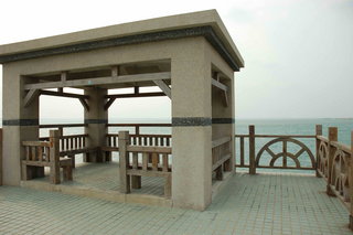 觀音亭自行車道旁點綴的石造涼亭跟石桌椅，提供遊客可以隨時休息
