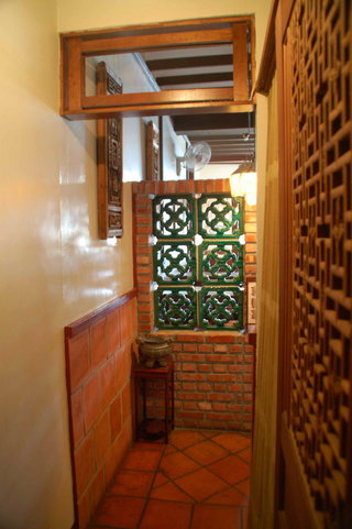 二樓的走道，利用澎湖傳統的裝飾物再加上木製的裝潢，很有特色