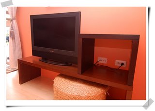 房間內有高級電視及造型梳妝椅，每間房內都有不同的特色(102)