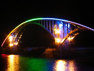 近看西瀛虹橋鋼架上頭的照明燈