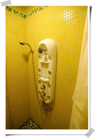 201套房浴室，使用黃色調磁磚