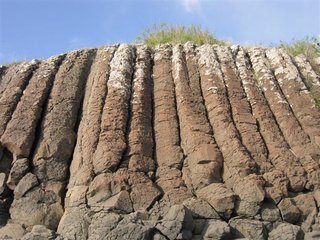 西嶼西岸的玄武岩節理雖然沒有桶盤嶼的壯觀，卻有另外一種秀氣之美