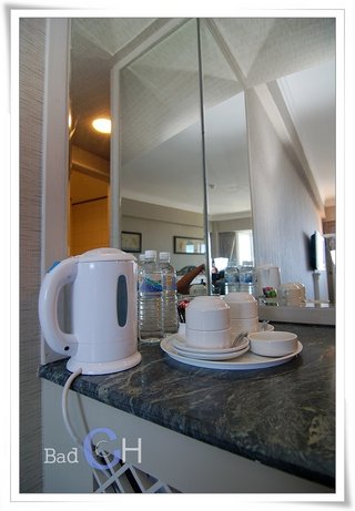 房內皆有咖啡杯及電熱水壺