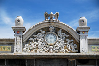 山牆上的時鐘意味要後代子孫守時，老鷹圖騰象徵寄望子孫如飛鷹展翅