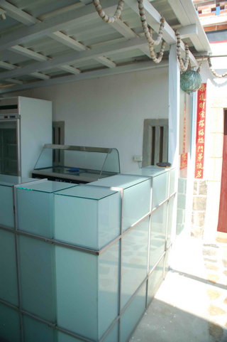 二崁南瓜館有古早位但也很現代喔～玻璃式的櫃台，充滿現代感風味的設計