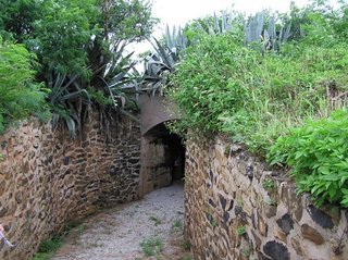 砲堡的出口之一，出口處兩邊石壁都以堅硬的玄武岩砌成，兩邊長滿銀合歡時更顯得隱蔽