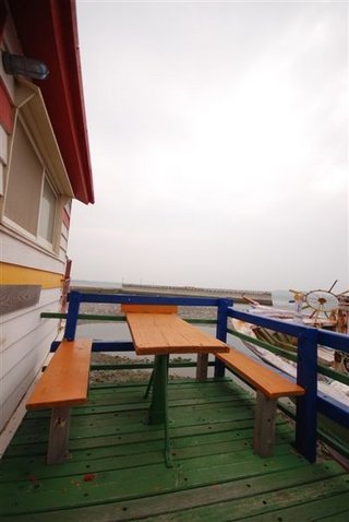 露天咖啡座可以欣賞澎湖內海的日出與日落景致，晚上則可遙望海上漁火
