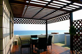 觀海別墅VIP四人房的獨立陽台可以看到山水沙灘全景