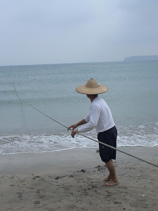 牽罟的網繩固定在沙灘的兩邊張成一個大開口