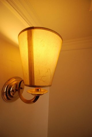 信誼飯店房間內素雅的滷素燈