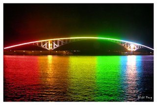 這就是遊客最常拍的角度，從內海堤拍過來，真的是有七彩霓虹嗎？我每次數都是六彩耶！