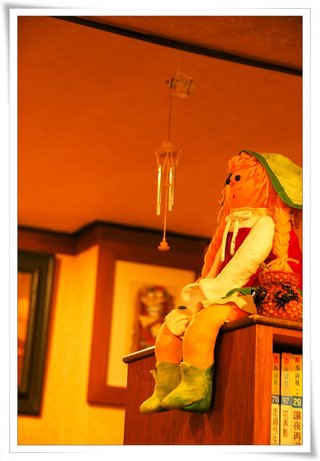 蒙地卡羅室內擺設著許多可愛的布偶或陶器娃娃