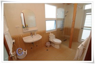 房內設備更不馬虎，乾淨寬敞的四人房衛浴