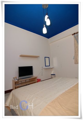 雙人房內的白牆加入了地中海的藍