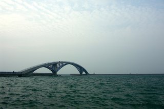 冬日下的西瀛虹橋，即使是觀音亭海堤內的波浪仍是洶湧得很