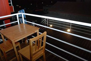 衝浪民宿二樓的小桌椅可以晚上坐著看山水沙灘