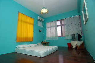 2F 溫馨兩人套房，採水藍色色調，房間空間相當寬大。
