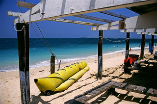 名揚在險礁島上搭建的休息區