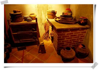 潮間帶內的古早灶及廚房木製器皿
