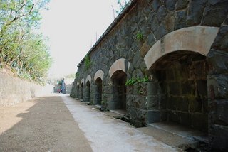 碉堡背面的通道