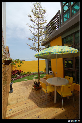 海之徑民宿-公共設施。一樓的陽傘與桌子，提供給住客可以坐在此地感受大自然的風