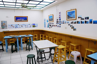 店內空間。牆上照片訴說著每位遊客瘋狂盡興的菊島旅程
