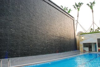游泳池區的黑石高牆！這個很氣派