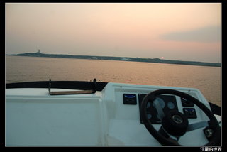 得意遊艇船頂駕駛座的夕陽