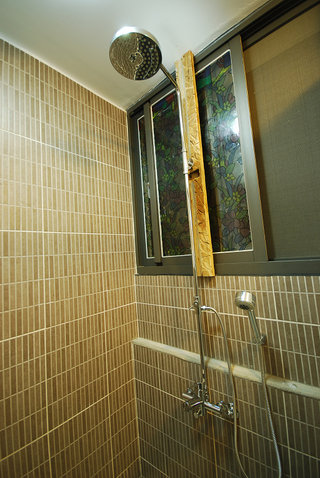 衛浴內的地磚跟壁磚幾乎清一色都是日本跟西班牙進口的