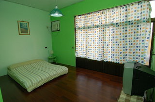 3F 溫馨兩人套房，主題色為草綠色色調。