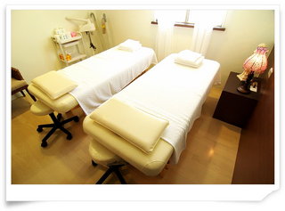 每間芳療室共有兩張舒適的躺床