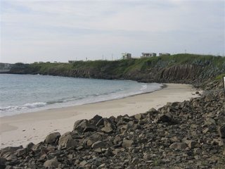 有步下沙灘都穿過一堆巨石，遊客過來的時候要很小心，不要還沒玩到就先扭傷腳踝