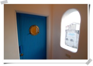 蜜月套房門口，船艙艙門造型具有特色