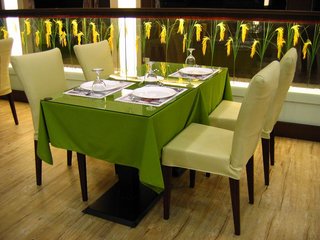 餐桌椅使用紅、綠兩種色調