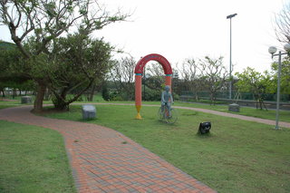相對公園園區內設有愛因斯坦手牽腳踏車的造型雕像
