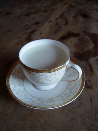 如果有時間的話，不妨坐下來，這時老闆會用杯子將杏仁茶裝起來，坐在古色古香的古厝內