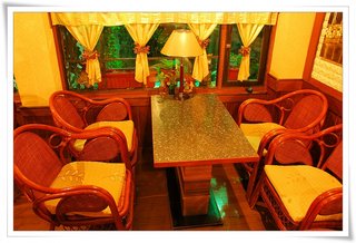 沙發椅，原木地板，暈黃的油燈與蠟燭，素雅整束的窗簾，蒙地卡羅就是這樣一個可以好好聊天的空間