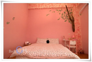嫩粉紅加上碎花床單真是每個女生的夢想