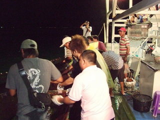 遊客參與夜釣小管活動
