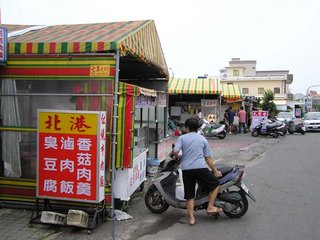 西文祖師廟廣場有十幾處的美食攤位，都在傍晚時開始營業