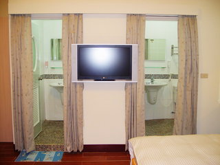 海洋格子的八人房提供兩間衛浴，不需要搶浴室