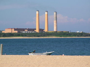 還沒彩繪之前的尖山電廠煙囪，在隘門沙灘剛好可以直接眺望