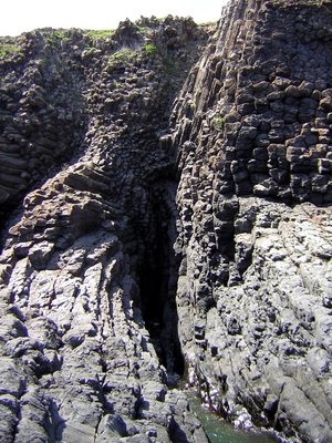 月鯉戲水區左方的山崖有許多壯麗的海蝕地形，照片就是其中的一個海蝕洞
